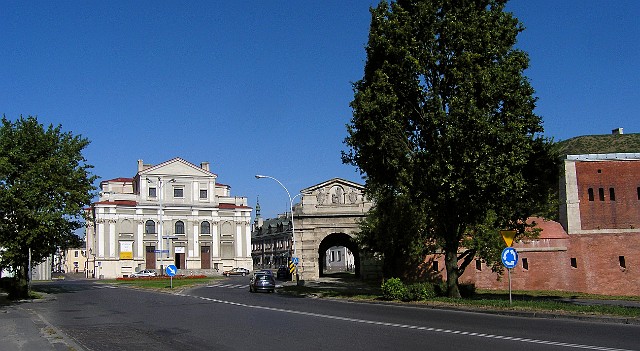 110 Kościół ojców Franciszkanów i Stara Brama Lwowska.jpg