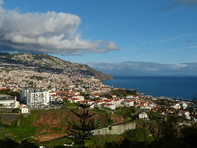 004 .JPG - 004 Widok z okna hotelowego na Funchal i Ocean Atlantycki