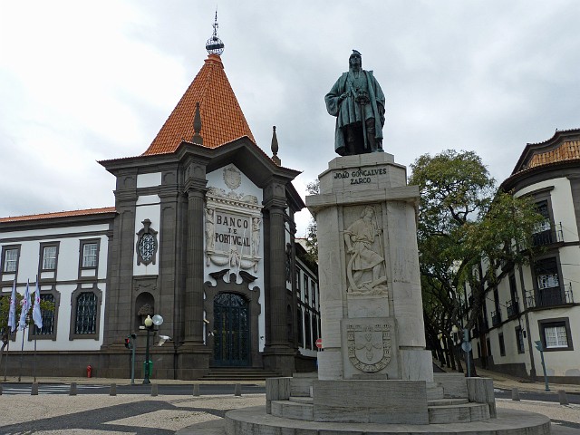 030 .jpg - 030 Pomnik odkrywcy Madery - Jana Gonzalesa Zarco oraz Bank Portugalski