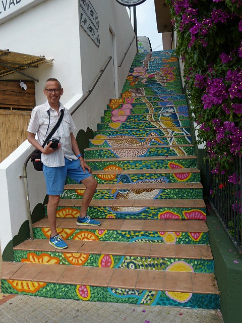 012.jpg - 012 Malunek na schodach jest dziełem artysty Juana Carlosa Nuneza.