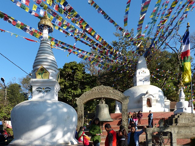 001.jpg - 001 Wzgórze w Katmandu. Wspinamy się obok mniejszych stup w kierunku Swayambhunath. Dzwon jest symbolem kobiecej mądrości.