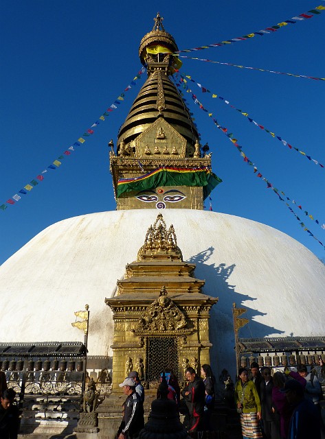003.jpg - 003 Główna stupa Swayambhunath - jedno z najstarszych miejsc religijnego kultu w Nepalu.