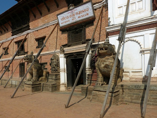 047.jpg - 047 Plac przed Pałacem Kólewskim w Bhaktapur.