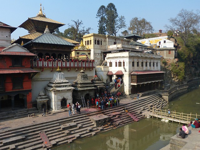 060.jpg - 060 Kompleks świątynny w Pashupathinath usytuowany nad brzegiem rzeki Bagmati. Jest to miejsce używane do kreamcji zmarłych.