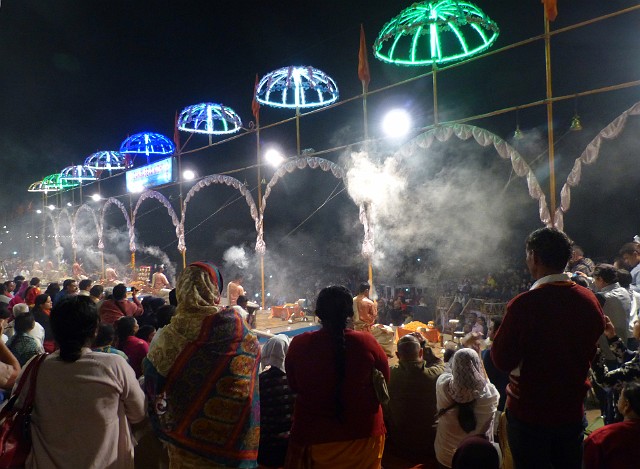 098.jpg - 098 Dzień w dzień wieczorem w Varanasi, na ghacie Dasaswamedh będącym duchowym centrum miasta odbywają się ceremonie Aarti - układania bogini Gangi do snu.