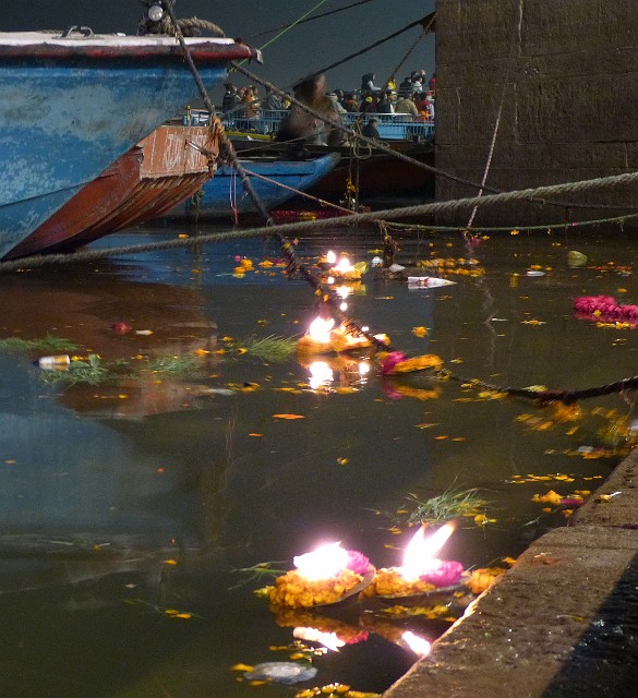 104.jpg - 104 Do rzeki wrzuca sie talerzyki z kwiatami i świeczkami, aby ułożyć do snu boginię Gangi.
