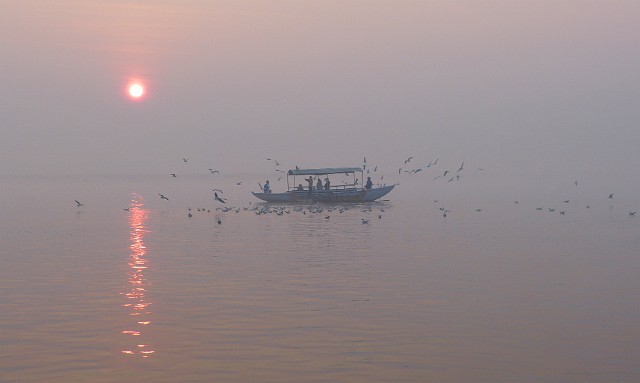 107.jpg - 107 Wschód słońca nad Gangesem. Ganges nazywany jest Matką Gangą lub Ganga Mai, co w dosłownym tłumaczeniu oznacza dawczynię życia, zapewniającą łaskę i zbawienie.