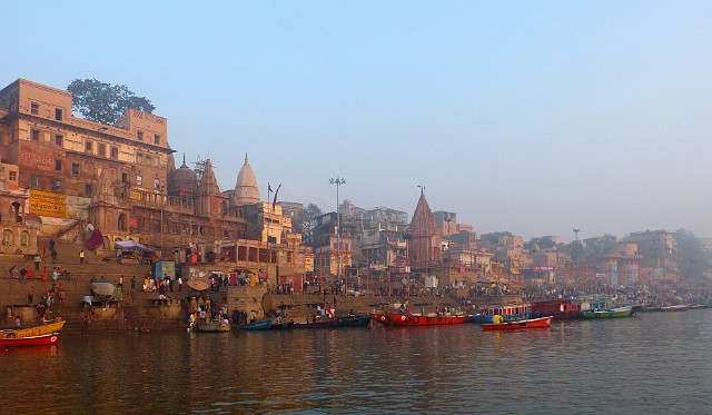 110.jpg - 110 Varanasi o wczesnym poranku. Przybywają tutaj niezliczone pielgrzymki hinduistów z całego kraju. Marzeniem milionów wiernych jest skonać i zostać skremowanym właśnie tu, u wybrzeża świętej rzeki Ganges.