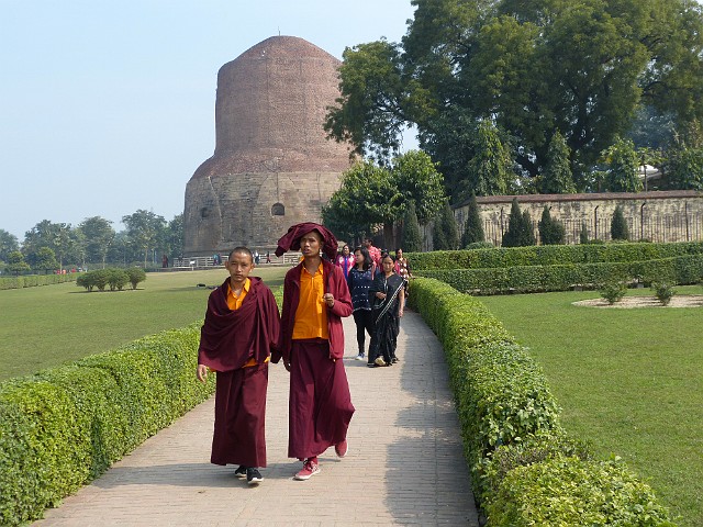 126.jpg - 126 Stupa Dhamekh zwana też stupą mądrości została wybudowana w miejscu legendarnego  pierwszego kazania wygłoszonego przez Buddę.