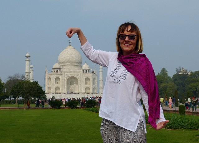 139.jpg - 139 Taj Mahal składa się z głównego mauzoleum z wielka kopułą w kształcie cebuli i olbrzymią bramą symbolizującą wrota do raju.