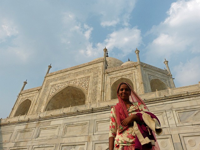143.jpg - 143 Taj Mahal zbudowany jest z białego marmuru.