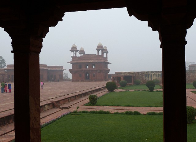 153.jpg - 153 Miasto Fatehpur Sikri, założone przez cesarza Akbara z dynastii Wielkich Mogołów istniało tylko kilkanaście lat. Wybudowane w 1571 roku zostało opuszczone z niejasnych do dziś powodów w roku 1585 i stało się miastem - widmem.