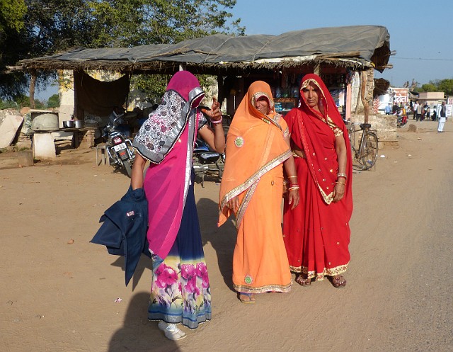 164.jpg - 164 Jesteśmy w prowincji Rajasthan, gdzie kobiety chodzą w szczególnie pięknych i barwnych  sari.
