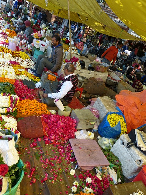 201.jpg - 201 Kwiaty w Indiach stanowią istotną część kultu religijnego. Stąd wszędzie można spotkać stragany sprzedajace girlandy, kosze i dekoracje kwiatowe.
