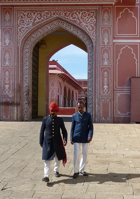 215.jpg - 215 Nadal w Jaipurze. Wkraczamy do Pałacu Miejskiego.