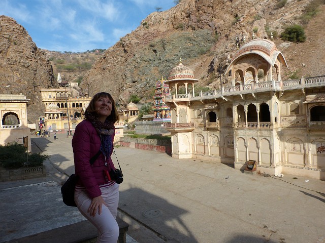 231.jpg - 231 Świątnia położona jest malowniczo wśród wzgórz otaczających Jaipur.