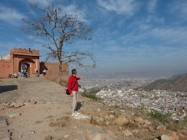 246.jpg - 246 Na wzgórzu znajduje się świątynia boga Słońca i roztacza się widok na Jaipur.