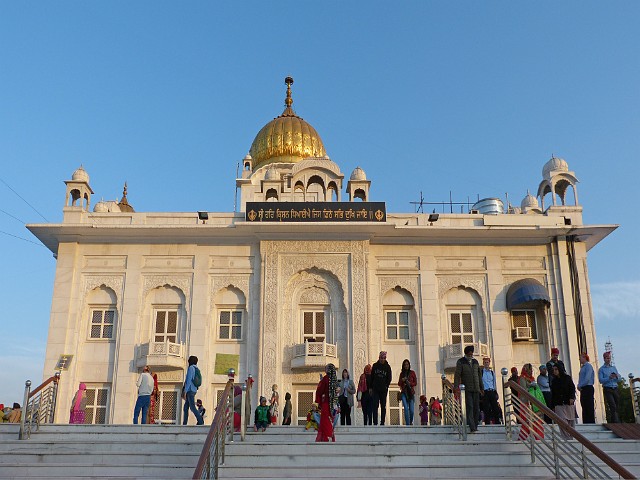 258.jpg - 258 Gurudwara Bangla Sahib - budowla zwieńczona złotą kopułą, miejsce sikhijsiego kultu.