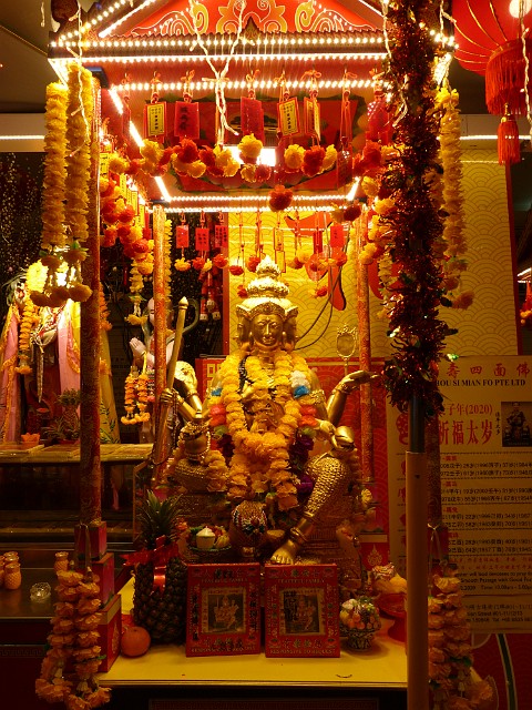 002.JPG - 002 Ulica prowadząca do świątyni hinduistycznej ozdobiona jest figurami religijnymi.