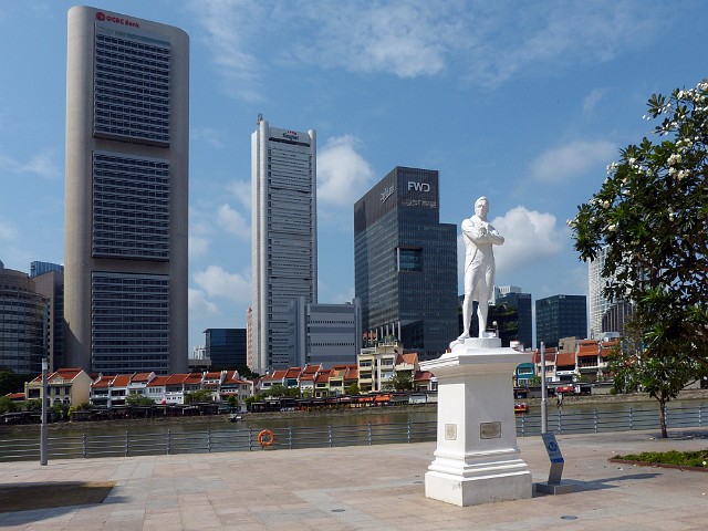 040.jpg - 040 Pomnik Charlesa Rafflesa, XIX-wiecznego zarządcy Singapuru, który przyczynił się do rozwoju miasta.
