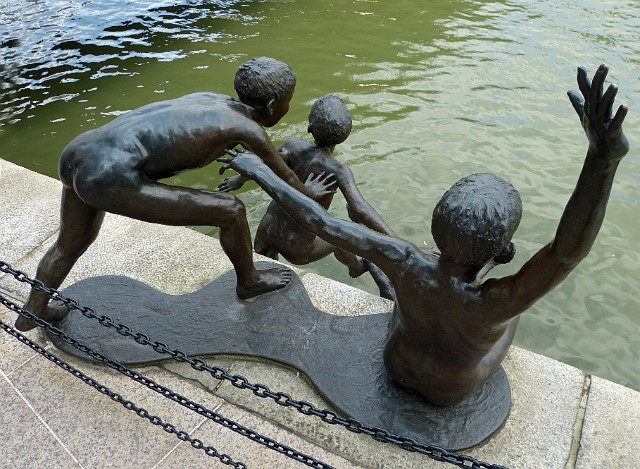 052.jpg - 052 Ponownie rzeźby odzwierciedlające dawne życie Singapurczyków. Tym razem dzieci skaczące do wody.