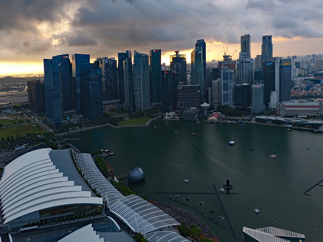 093.jpg - 093 Wieczorny widok na dzielnicę biznesową ze szczytu budynku Marina Bay Sands.