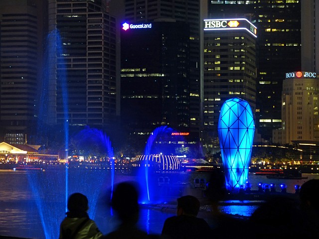 102.jpg - 102 Oglądamy tańczące fontanny i grę świateł nad Zatoką Singapurską. Wszystko przy akompaniamencie muzyki.