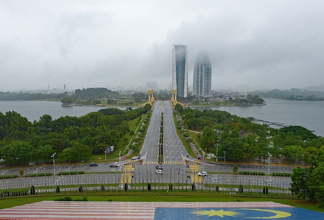 145.jpg - 145 W strugach monsunowego deszczu wjeżdżamy do Putrajaya. Jest to nowe centrum administracyjne w Malezji.