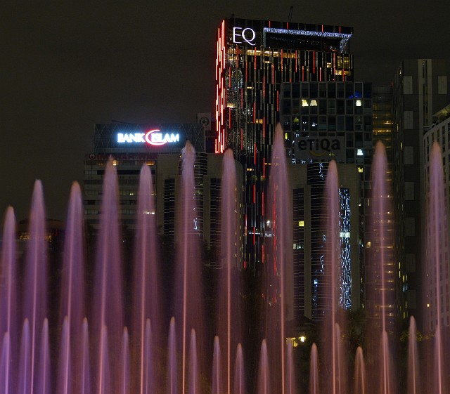 170.jpg - 170 Również przed Petronas Tower oglądamy pokaz tańczących fontann.