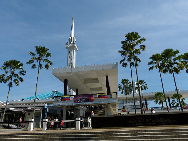 206.jpg - 206 Meczet Narodowy (Masjid Negara) w Kuala Lumpur, który zaprojektowali architekci Howard Ashley (Wielka Brytania), Hisham Albakri i Baharuddin Kassim (obaj Malezja).