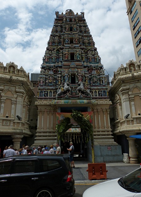227.jpg - 227 Hinduska świątynia Sri Maha Mariammam w Kuala Lumpur. Aby do niej wejść ściągamy buty i zostawiamy je na ulicy.