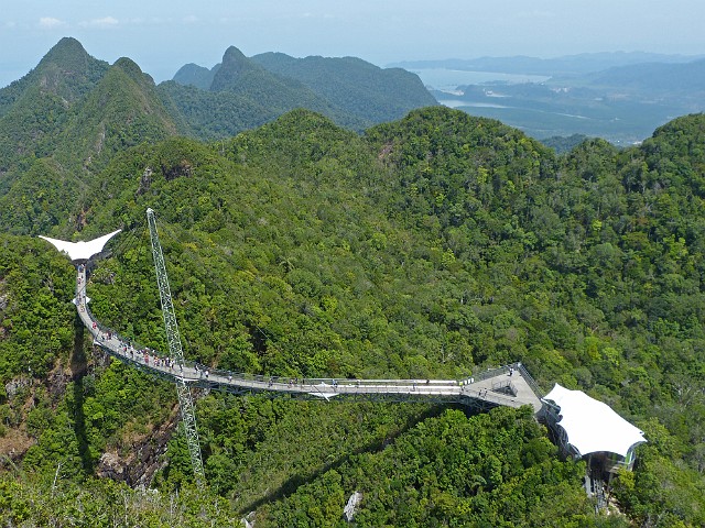 353.jpg - 353 Sky Bridge czyli 125-metrowa wisząca kładka piesza, zawieszona jest na wysokości 660 metrów nad poziomem morza na porośniętym dżunglą szczycie Gunung Mat Chinchang.
