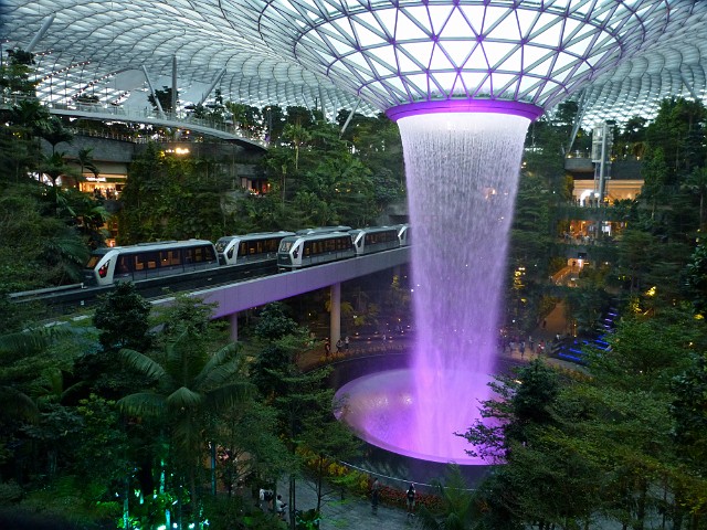 373.jpg - 373 Najpiękniejsze lotnisko świata w Singapurze posiada również tropikalny ogród botaniczny z wodospadem. Między terminalami kursują pociągi.