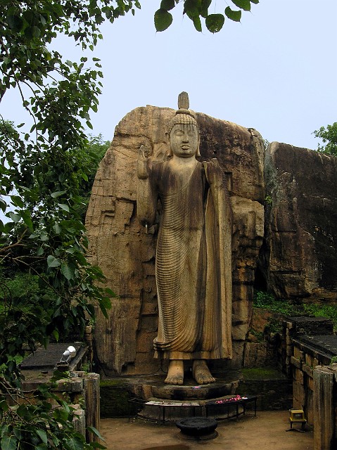 005.jpg - 005 13- metrowy posąg Buddy w Aukana. Uważany za najwspanialszy starożytny skarb wyspy