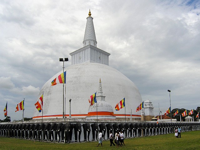 019.jpg - 019 Anuradhapura - Dagoba Ruvanveliseya otoczona murem z figur słoni