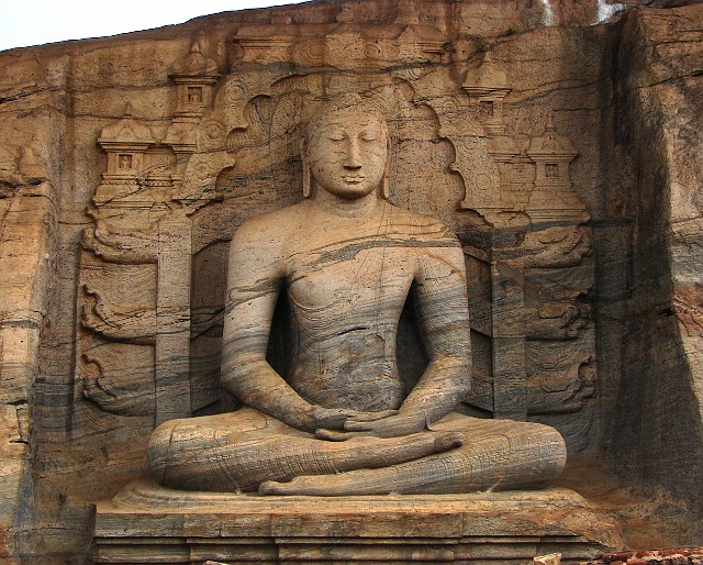 048.jpg - 048 Polonnaruwa - jeden z posągów Buddy wykuty w granitowej skale