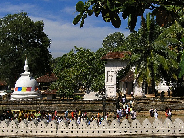087.jpg - 087 80% lankijczyków to buddyści, stąd codziennie świątynia jest pełna ludzi