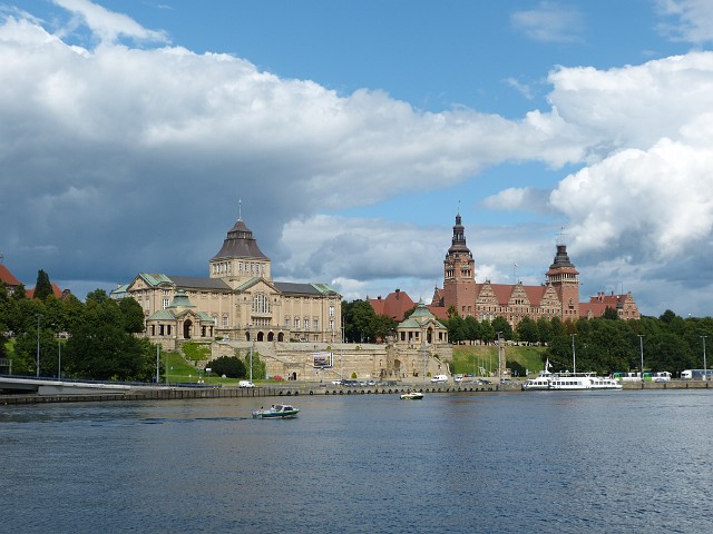 003.JPG - 003 Muzeum Narodowe. Przed nim zabytkowy taras - Wały Chrobrego. Na prawo okazały i zabytkowy budynek Zachodniopomorskiego Urządu Wojewódzkiego