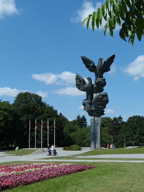 126.JPG - 126 Pomnik Czynu Polaków odsłonięty w 1979 r. Trzy orły - Trzy pokolenia