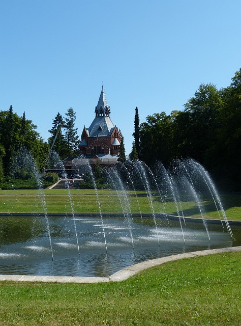 174.jpg - 174 Cmentarz Centralny w Szczecinie (do 1945 niem. Hauptfriedhof – Cmentarz Główny) – największy cmentarz w Polsce, trzeci co do wielkości w Europie i jeden z największych na świecie. Kaplica cmentarna