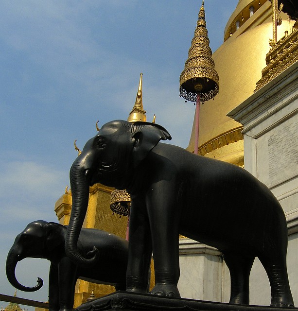 001 Zespół pałacowy w Bangkoku.jpg - 001 Słonie - symbole Tajlandii. Zespół Pałacowy w Bangkoku. Wybudowano go w roku 1782, i przez 150 lat służył jako miejsce zamieszkania rodziny królewskiej, siedzibę rządu oraz sądu najwyższego. Jest to kompleks budynków otoczony murami o długości 1900 metrów.