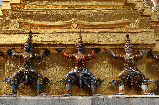 005.jpg - 005 Mityczne stwory zdobiące złote czedi (najprostsze buddyjskie budowle sakralne).