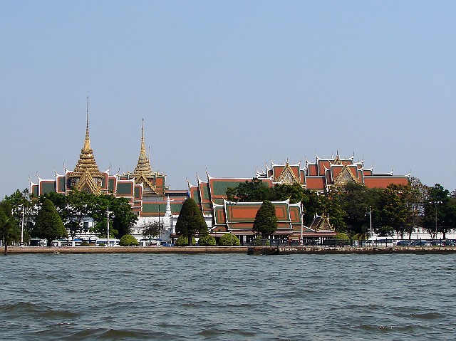 021.jpg - 021 Widok na Zespół Pałacowy od strony rzeki Chao Phraya zwanej także Menam.