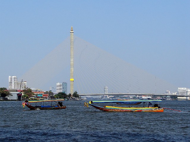 022.jpg - 022 Bangkok przecięty jest szeroką rzeką Chao Phraya, po której pływają łodzie. Zanim ustąpiły miejsca samochodom, łodzie stanowiły najważniejszy środek transportu w Tajlandii, a Chao Phraya była prawdziwą „autostradą”, którą przewożone były towary między miastami.