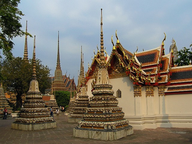 027.jpg - 027 Świątynia Leżącego Buddy – Wat Pho – najstarsza ( z XVI w. ), a zarazem jedna z największych i najpiękniejszych świątyń Bangkoku.