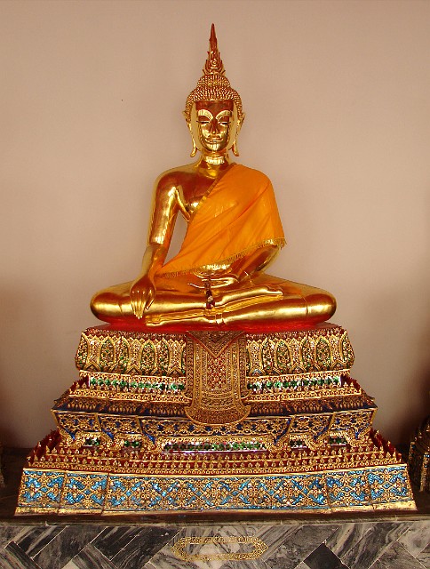 034.jpg - 034 Szaty na posągu są zmieniane trzy razy do roku, aby odzwierciedlić zmieniające się pory roku buddyjskiego kalendarza. 