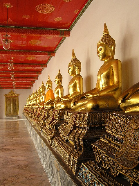 035.jpg - 035 W świątyni Wat Pho znajduje się ponad tysiąc wizerunków Buddy.