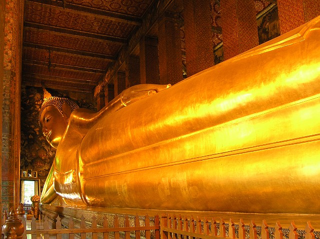 044.jpg - 044 Największą atrakcją Świątyni Wat Pho jest posąg leżącego Buddy o długości 46 m i wysokości 15 m. Obrazuje przejście Buddy w stan nirwany.