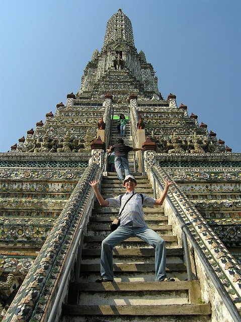 050.jpg - 050 Wat Arun –  Świątynia Wschodzącego Słońca nazwana została na cześć Aruny, hinduistycznego boga świtu. Wedle legendy król Taksin uciekając ze zdobytej przez Birmańczyków Ayuthaya’i dotarł do ówczesnej wioski Bangkok i tej świątyni właśnie o świcie. Odrestaurował ją i rozbudował w czasie swojego panowania, i przez wiele lat była to główna świątynia Bangkoku.