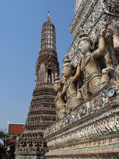 051.jpg - 051 Wat Arun jest świątynią buddyjską, ale wybudowaną w stylu khmerskim.